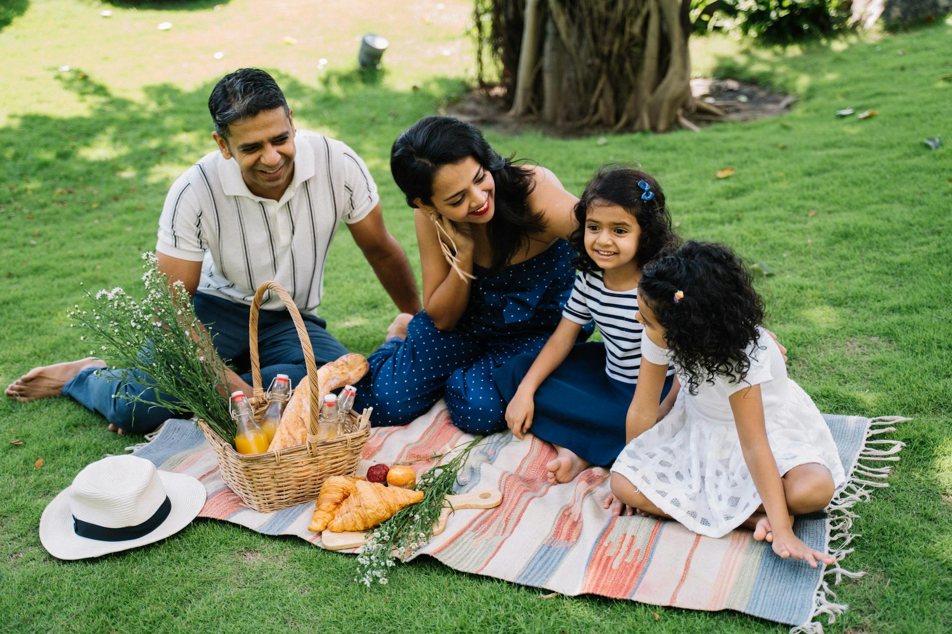 Bild av en familj som har picknick.