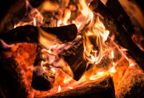 Närbild på en brasa.