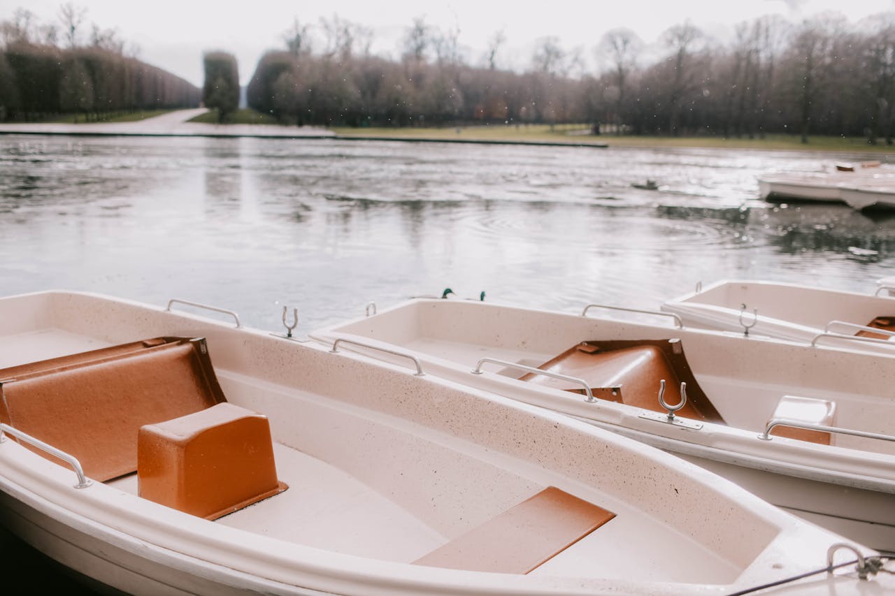 En bild på vita roddbåtar.