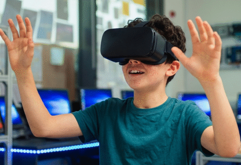 Bild på ett barn som har VR glasögon på sig och har händerna uppe.