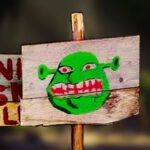 Skyltar som varnar för träsktroll. Rekvisita till musikalen Shrek.