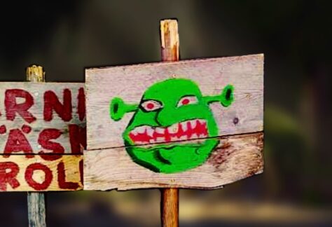 Skyltar som varnar för träsktroll. Rekvisita till musikalen Shrek.