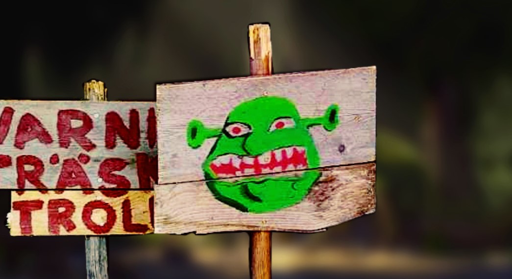 Skyltar som varnar för träsktroll. Rekvisita till musikalen Shrek.