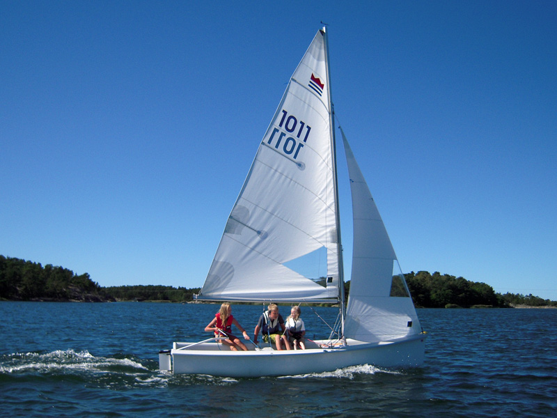 Foto av segelbåten Tvåkrona i en sjö med barn ombord.