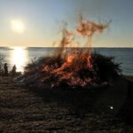 Brinnande kase med hav i bakgrunden.