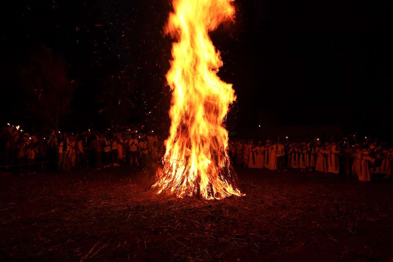 Ståtlig majbrasa med folksamling runt omkring