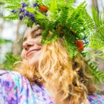 En flicka som bär en blomsterkrans Midsommarfirande på Åsavallen
