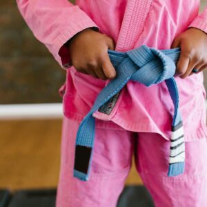 Bild på någon som har på sig dräkt för att utöva kampsport.