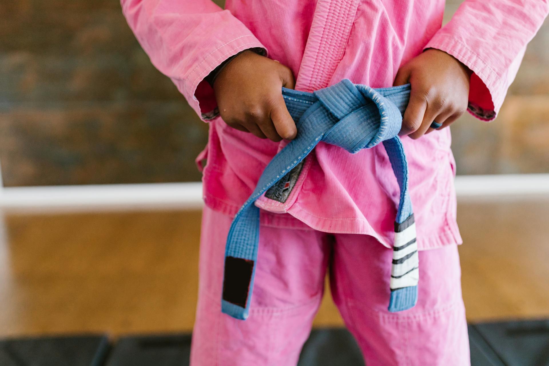 Bild på någon som har på sig dräkt för att utöva kampsport.