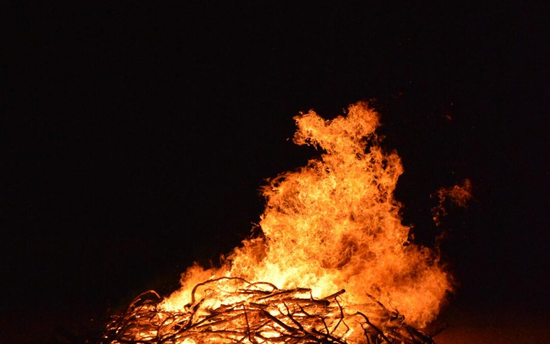Majbrasa i Ulleråker. Fackeltåg