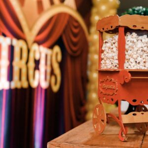 Bild på en skylt där det står "Circus" och en röd liten mini-popcornmaskin.