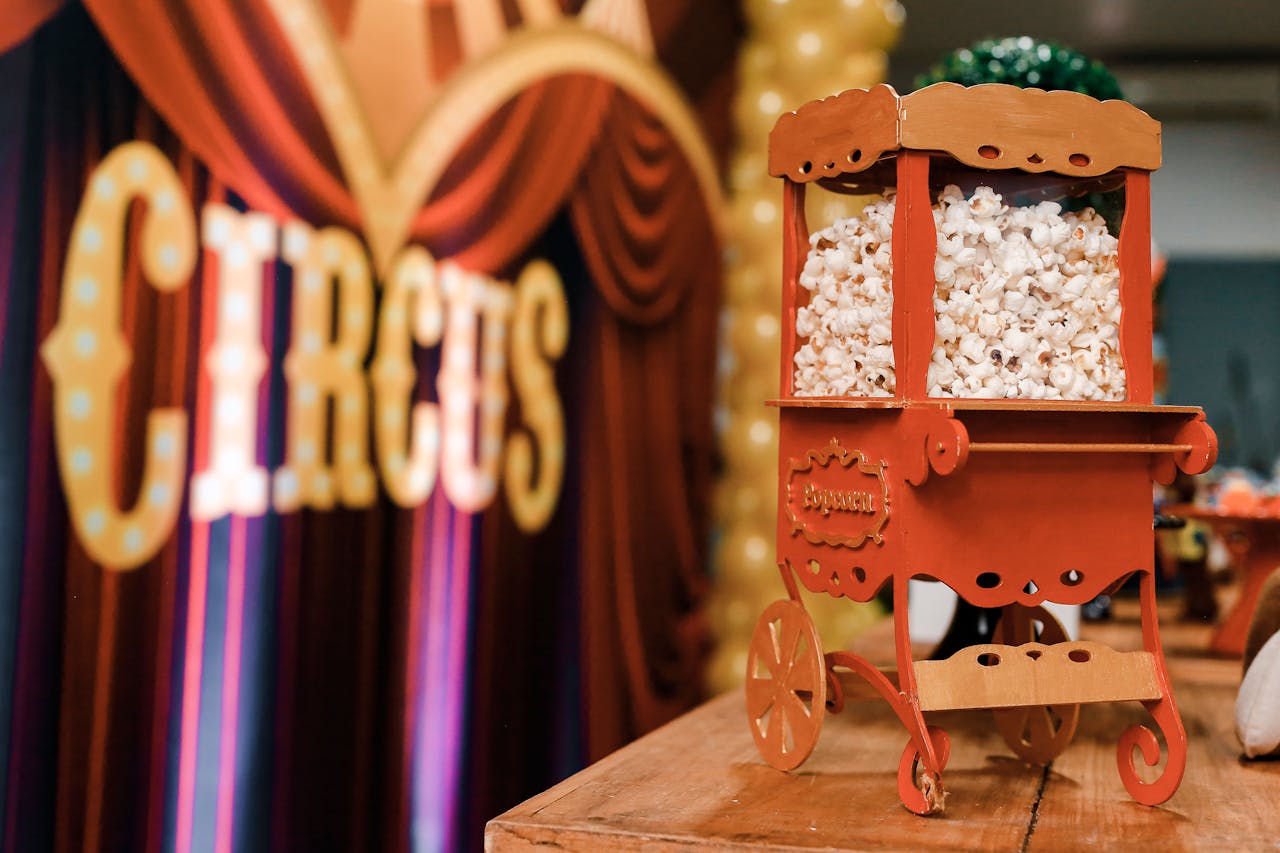 Bild på en skylt där det står "Circus" och en röd liten mini-popcornmaskin.