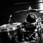 Svart-vit bild på trummor.