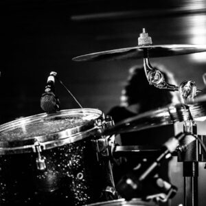 Svart-vit bild på trummor.