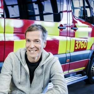 Johan Anderblad framför blåljusfordon.