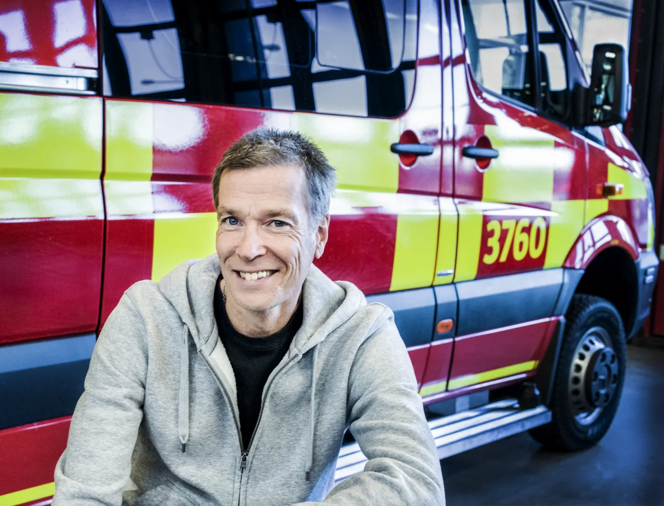 Johan Anderblad framför blåljusfordon.