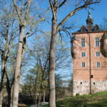 Wiks slott med några träd i förgrunden.