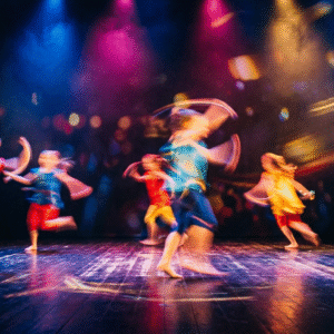 Bild på barn som dansar på en scen. Lampor i blå, lila, gul lyser på scenen.