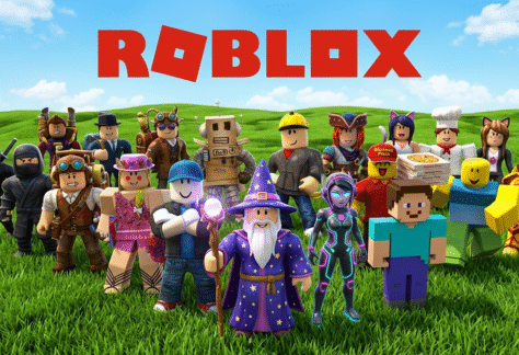 Animerad bild på Roblox figurer som står utomhus på gräs under en blå himmel.