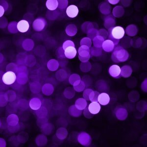 Den här bilden föreställer en lila bokeh-bakgrund med suddiga, glänsande cirklar.