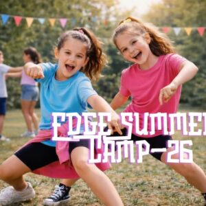 Två glada flickor med T-shirts, cykelbyxor och hästsvansar som dansar på en gräsmatta. En pojke och flicka som dansar, flaggirlanger och buskar i bakgrunden. Vit text som det står "EDGE SUMMER CAMP-26" på i förgrunden.