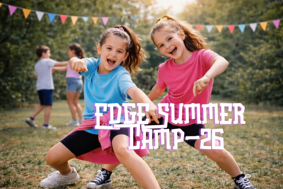 Två glada flickor med T-shirts, cykelbyxor och hästsvansar som dansar på en gräsmatta. En pojke och flicka som dansar, flaggirlanger och buskar i bakgrunden. Vit text som det står "EDGE SUMMER CAMP-26" på i förgrunden.