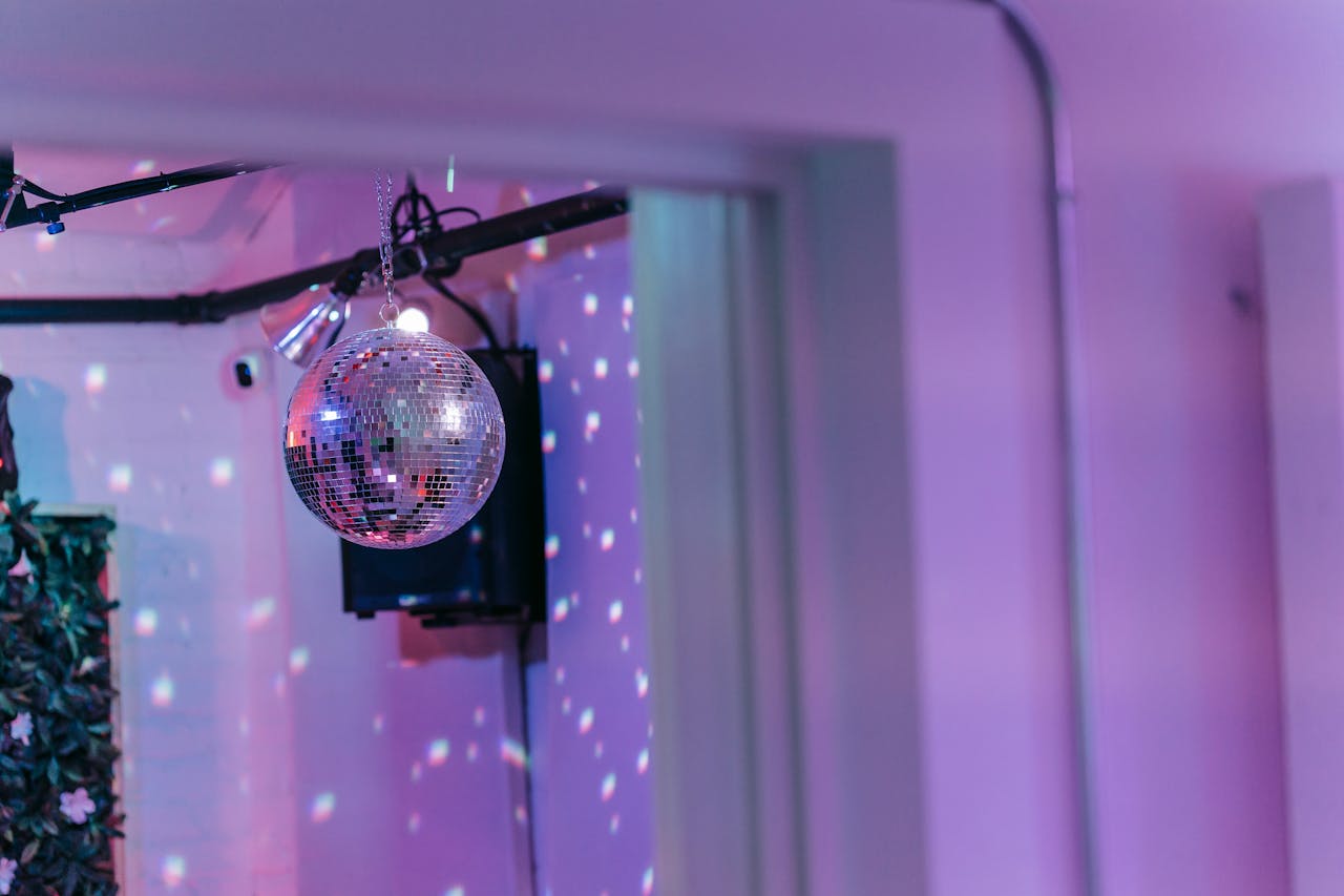 Bild på en discokula med lila belysning i bakgrunden.