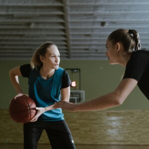 Två tjejer som spelar basket