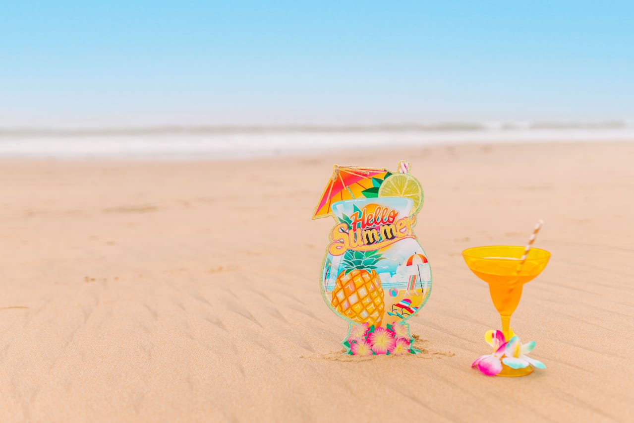 Somriga drinkglas på stranden