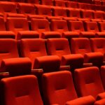 Ett antal röda teaterstolar