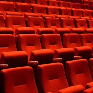Ett antal röda teaterstolar