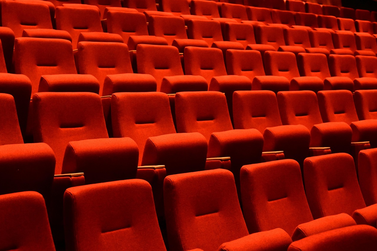 Ett antal röda teaterstolar