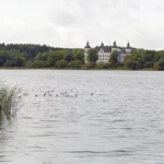 Skoklosters Slott som ses över en sjö.