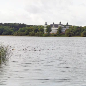Skoklosters Slott som ses över en sjö.