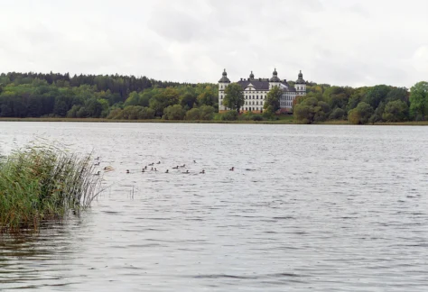 Skoklosters Slott som ses över en sjö.