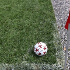 Fotboll som ligger placerad vid hörnflaggan