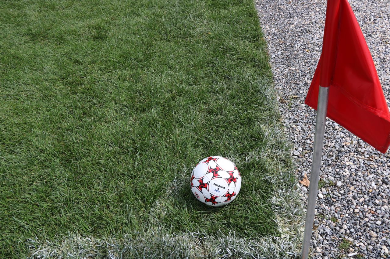 Fotboll som ligger placerad vid hörnflaggan