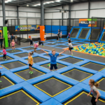 Barn som leker i en trampolinpark