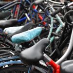 Ett tiotal cyklar i cykelställ