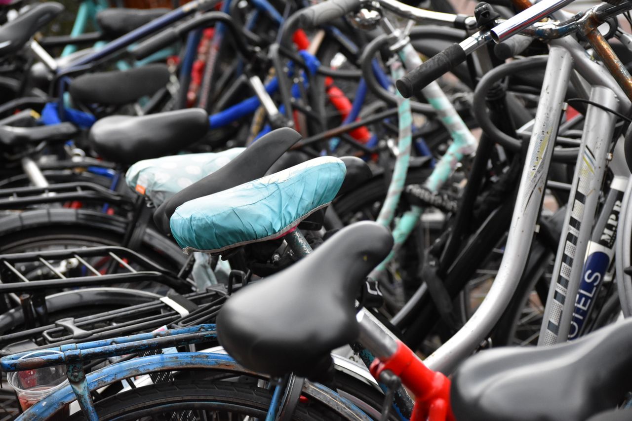 Ett tiotal cyklar i cykelställ