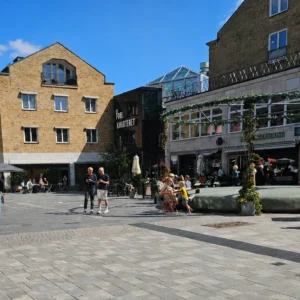 Forumtorget en varm och solig sommardag.