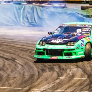Racerbil som tävlar i drifting.