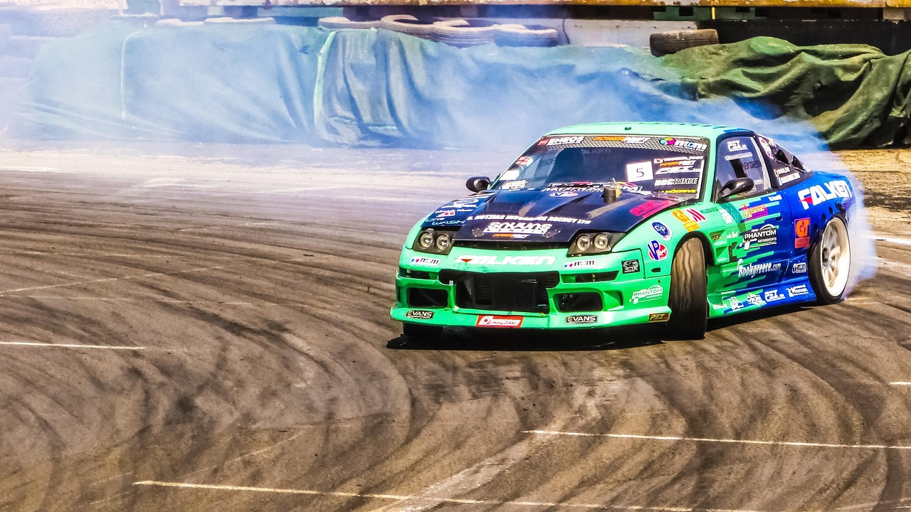 Racerbil som tävlar i drifting.