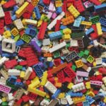 Bild på massa lego.
