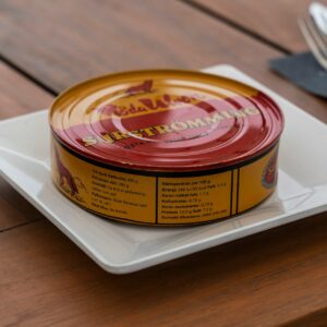 En burk med surströmming på ett fat