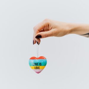 Bild på en hjärtformad nyckelring med regnbådsfärger där det står "Love is love".
