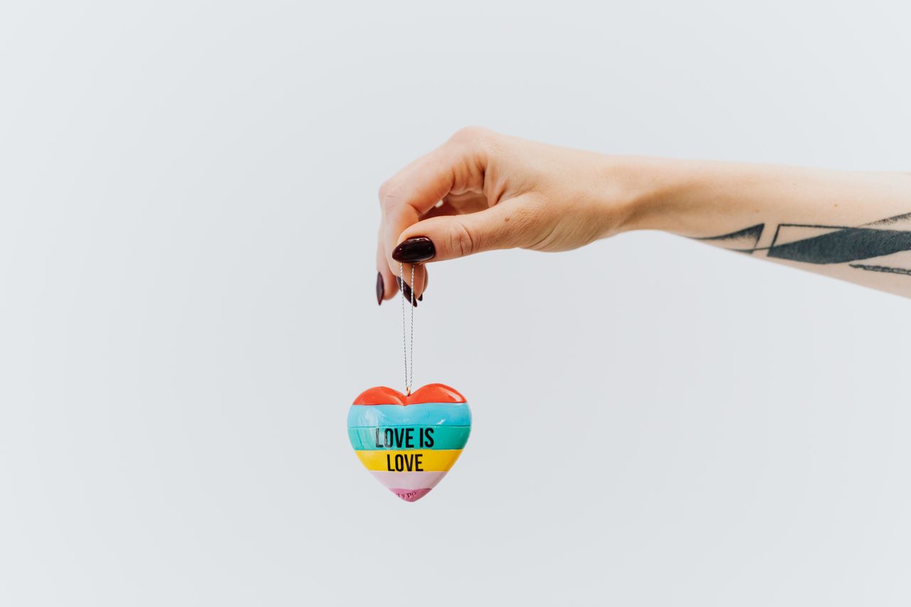 Bild på en hjärtformad nyckelring med regnbådsfärger där det står "Love is love".