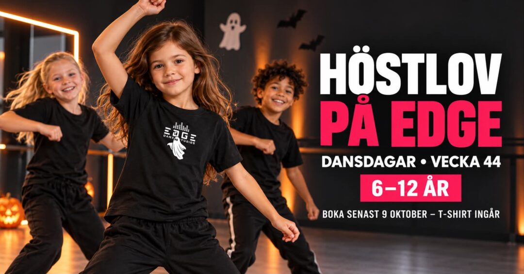Två flickor och en pojke i svarta T-shirts som dansar i en mörk halloweenutsmyckad danslokal . T-shirten på flickan i mitten har ett vitt tryck där det står "Edge dance studios" och ett spöke.