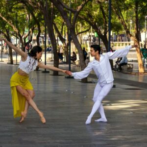 Dansande par som dansar vackert utomhus i stadsmiljö