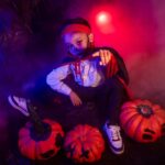 Pojke i halloweenutklädnad